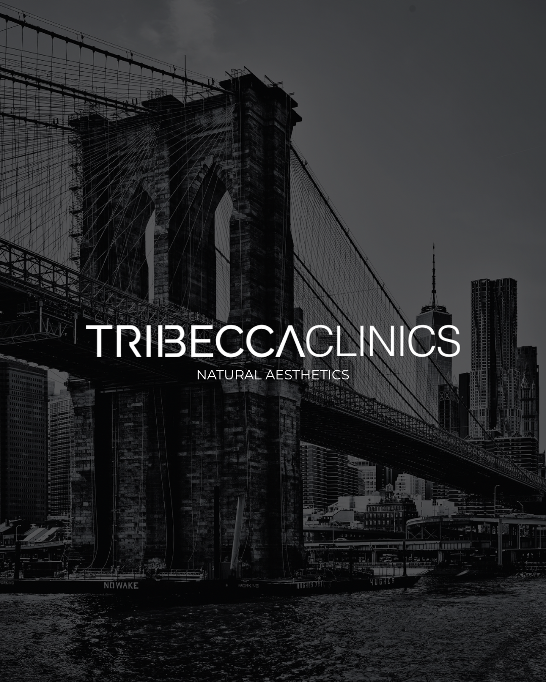 Puente de Brooklyn con el logotipo de Tribecca Clinics, Natural Aesthetics